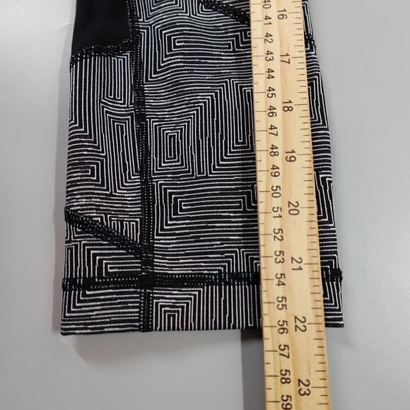 Lululemon Crop Leggings 6 Black Geo Doodle Print Athleisure - Picture 16 of 16